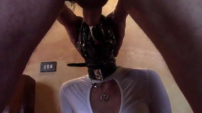 Laura an Fersen, Modellauswiel, Video 2021, déif Hals mat multiple Réng